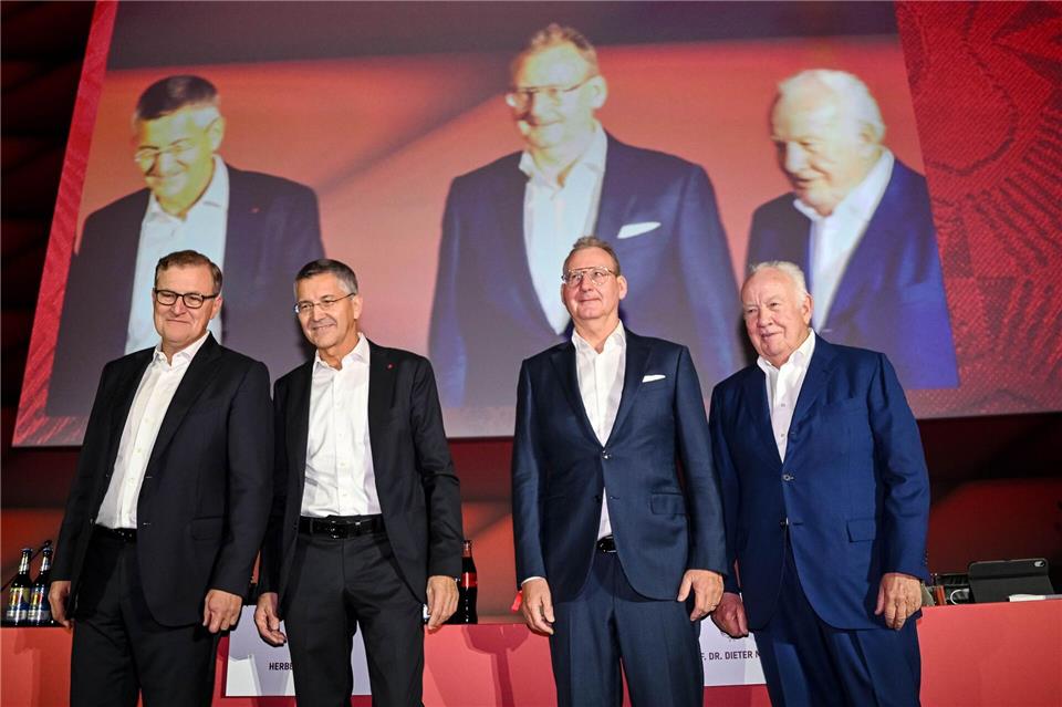 Präsident Herbert Hainer (2.v.l.) lobte die Arbeit von Trainer Vincent Kompany.Harry Langer/dpa