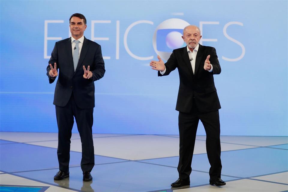 Präsident Luiz Inácio Lula da Silva (r) und Senator Flávio Bolsonaro bei einer Präsidentschaftsdebatte .Bruna Prado/AP/dpa