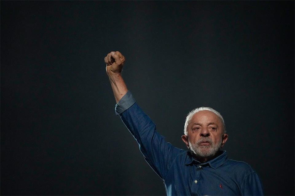 Präsident Luiz Inácio Lula da Silva spricht auf der Avenida Paulista in São Paulo bei einer Siegeskundgebung vor seinen Anhängern, nachdem er in der Stichwahl um das Präsidentenamt seine vierte Amtszeit errungen hat.Natacha Pisarenko/AP/dpa