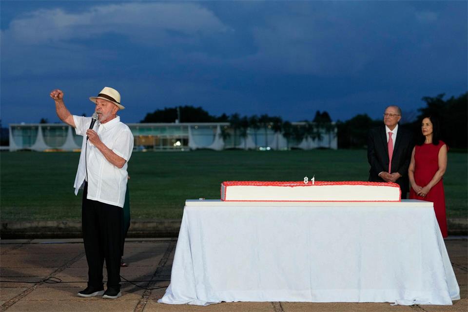 Präsident Lula richtete auf der Feier zu seinem 81. Geburtstag eine Spitze gegen Bolsonaro.Eraldo Peres/AP/dpa