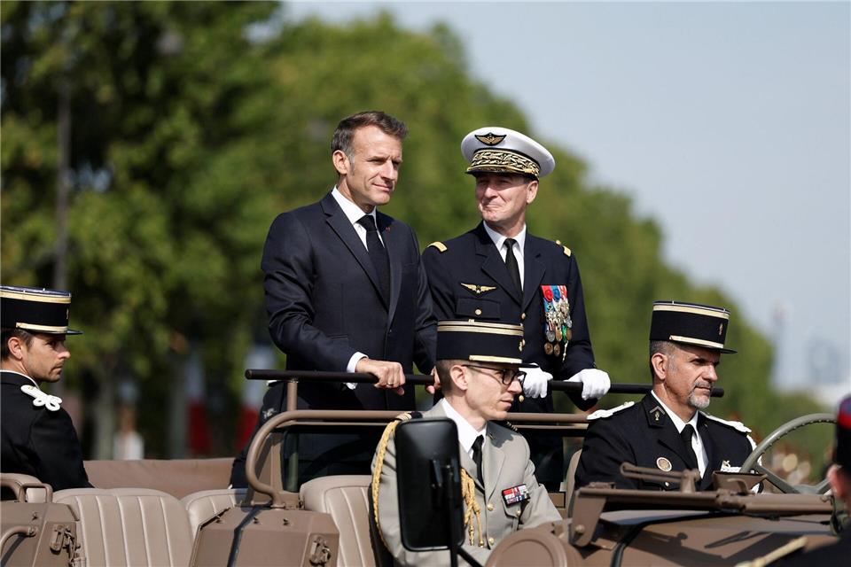 Präsident Macron nahm zum Ende seiner zweiten Amtszeit die Parade zum Nationalfeiertag zum zehnten und letzten Mal ab.Benoit Tessier/Pool Reuters via AP/dpa