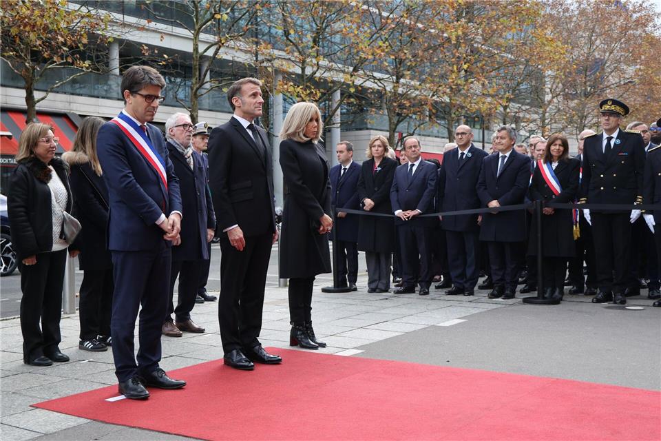Präsident Macron wird an Gedenkveranstaltungen an allen Anschlagsorten teilnehmen.Ludovic Marin/Pool AFP/AP/dpa