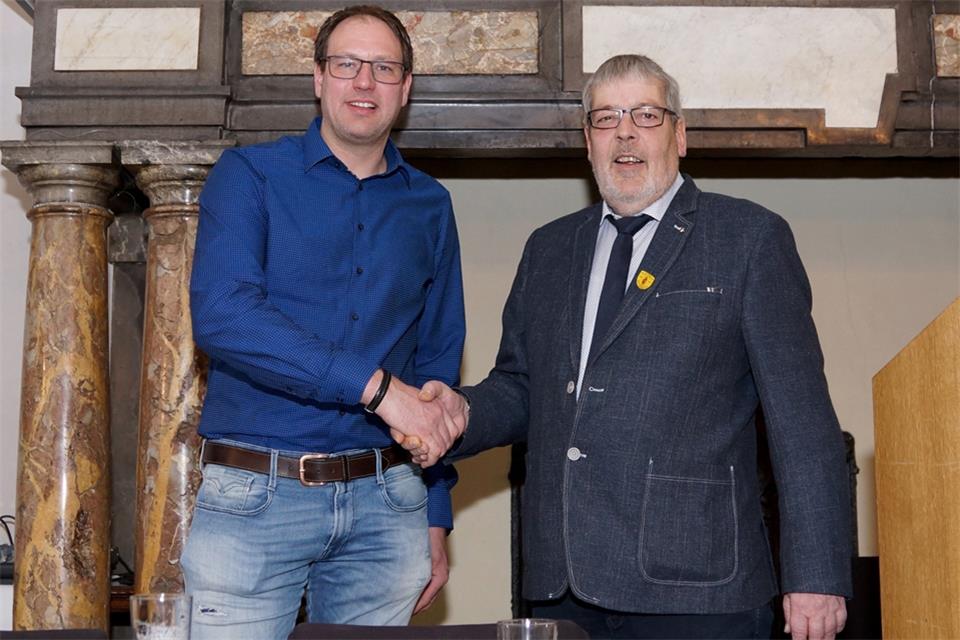 Präsident Reinhard Brömmel (rechts) begrüßt das neue Vorstandsmitglied Sven Graaf.