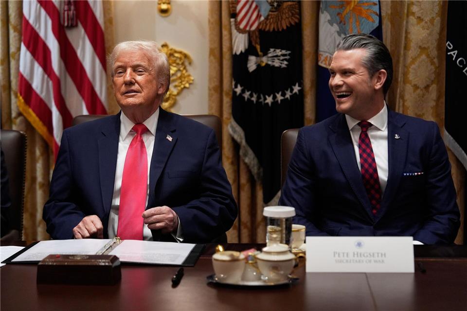 Präsident Trump und Verteidigungsminister HegsethJulia Demaree Nikhinson/AP/dpa
