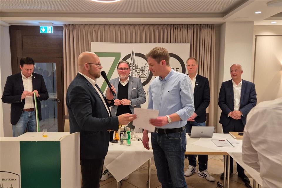 St.-Johanni-Schützen erhöhen Mitgliedsbeitrag Präsidenten Dirk Onnebrink (l.) verleiht die Ehrenmitgliedschaft an Benedikt Röttger.