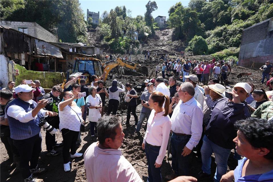 Präsidentin Sheinbaum besuchte eine betroffene Gemeinde im zentralen Bundesstaat Puebla.-/Handout Präsidentenamt Mexiko/dpa