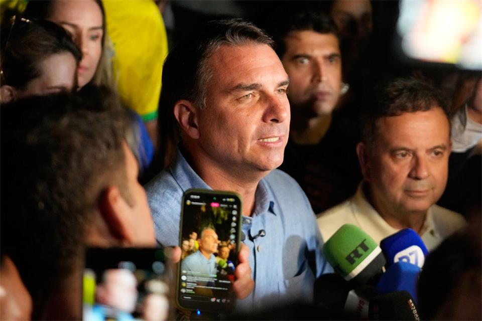 Präsidentschaftskandidat Flávio Bolsonaro geht als Sieger der ersten Wahlrunde hervor.Eraldo Peres/AP/dpa