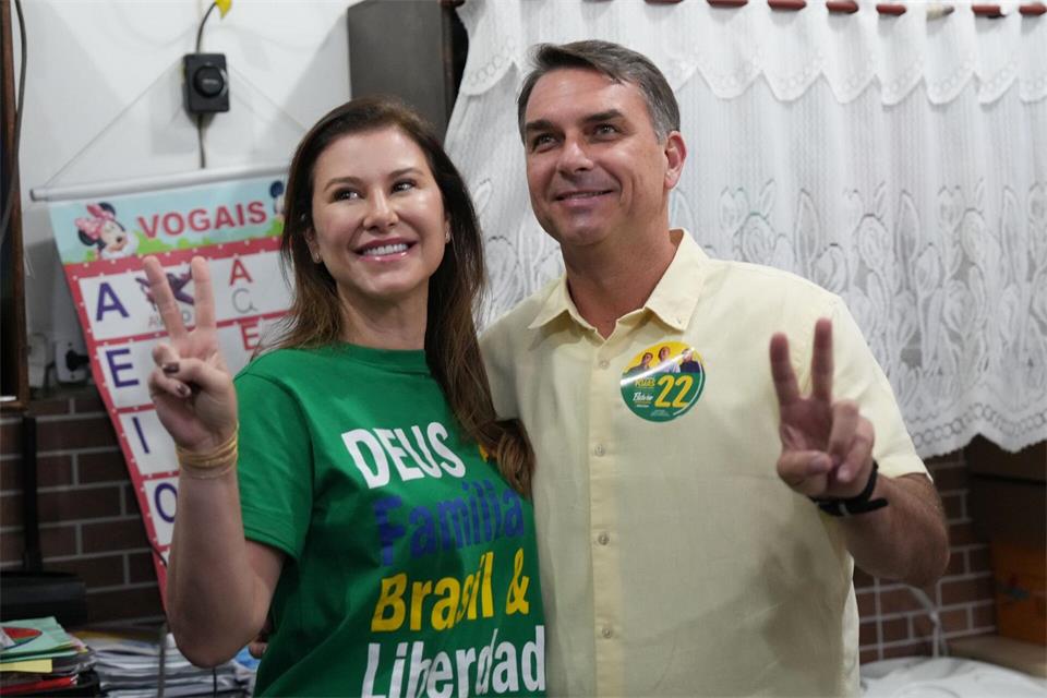 Präsidentschaftskandidat Flávio Bolsonaro gibt seine Stimme ab.Silvia Izquierdo/AP/dpa