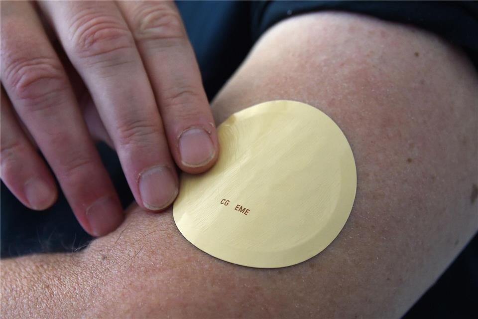 Präzise Dosierung: Wirkstoffpflaster geben Medikamente gleichmäßig über die Haut ins Blut ab.Marcus Brandt/dpa/dpa-tmn