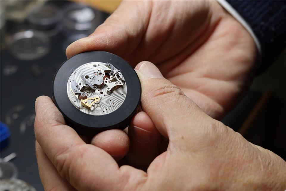 Präzision bis ins kleinste Zahnrädchen - das macht die Uhrmacherei so anspruchsvoll.Verena Wolff/dpa-tmn