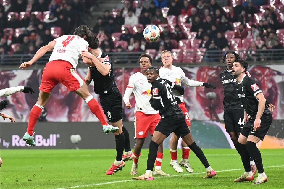 Präzision per Kopf: Willi Orban (l) erzielt die Leipziger Führung.David Hammersen/dpa