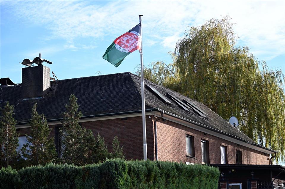 Praktikum zu vergeben: Beim afghanischen Generalkonsulat können sich Studierende, Absolventen und Interessierte bewerben. Auch nach der Machtübernahme der Taliban hing dort noch die alte afghanische Flagge und nicht das Banner der Islamisten. (Archivbild)Federico Gambarini/dpa
