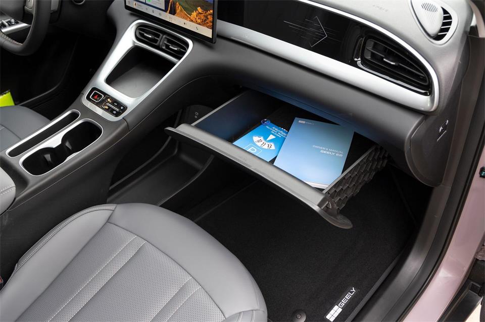 Praktisch: Das klassische Handschuhfach macht Geely im E2 zur Schublade.Thorsten Weigl/Geely/dpa-tmn
