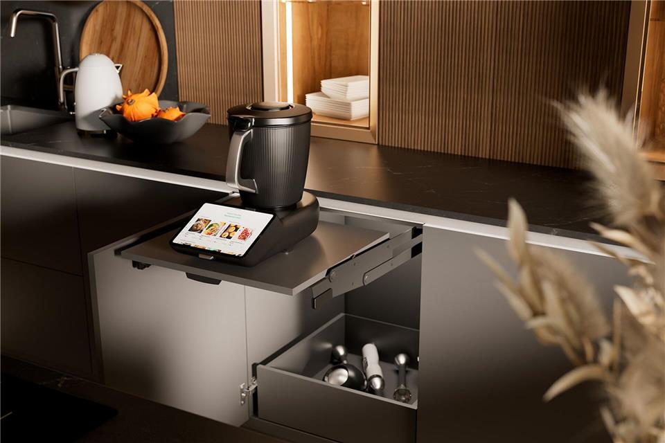 Praktisch: Mit Hilfe der Ausschwenkmechanik wird das Tablar samt Küchenmaschine aus dem Unterschrank auf die Arbeitshöhe befördert.Häcker Küchen/dpa-tmn