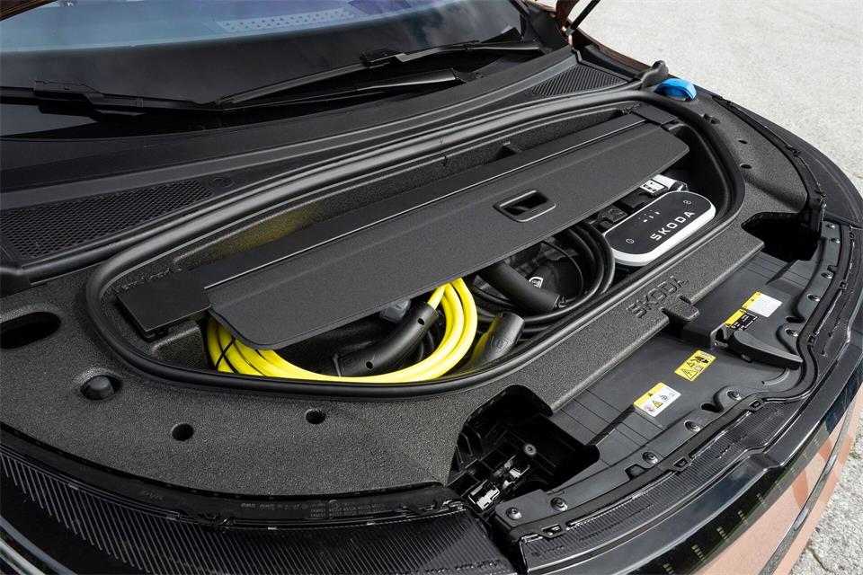 Praktisch bei immer mehr E-Autos: Der zusätzliche kleine Laderaum unter der Fronthaube - hier bietet der sogenannte Frunk noch mal 37 Liter.·koda Auto/dpa-tmn