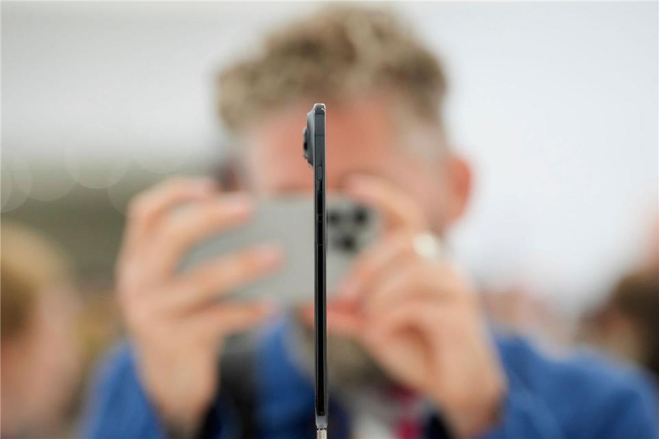 Apple macht mit schlankem iPhone Ansage für die Zukunft Praktisch die gesamte Elektronik wurde beim iPhone Air in die Kamera-Wölbung gequetscht. Den restlichen Platz hinter dem Display füllt die Batterie aus.Godofredo A. Vásquez/AP/dpa