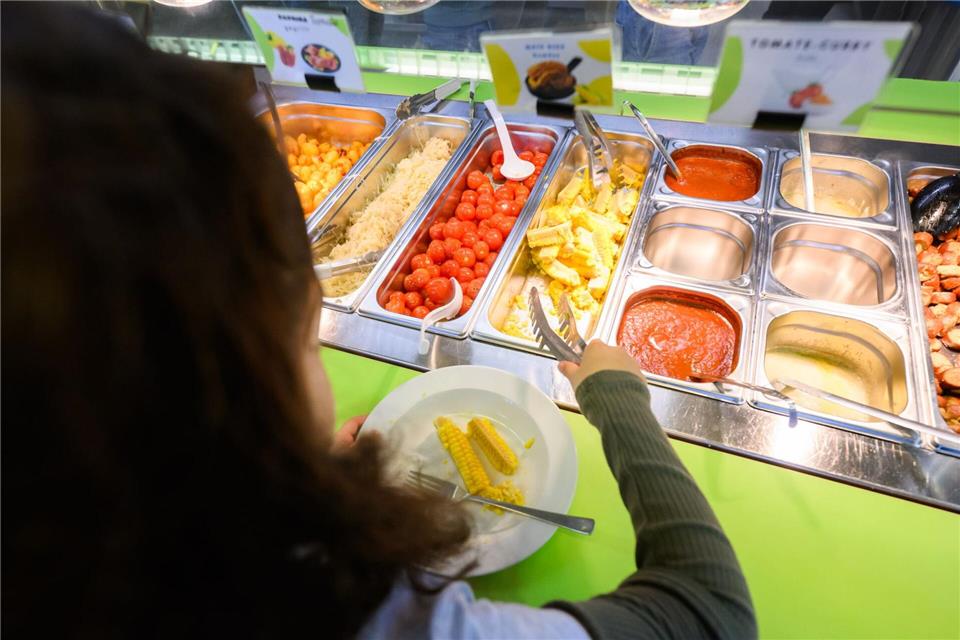 Praktische Erfahrungen sollen eine größere Rolle spielen, etwa beim Kochen oder im Umgang mit Lebensmitteln.Julian Stratenschulte/dpa
