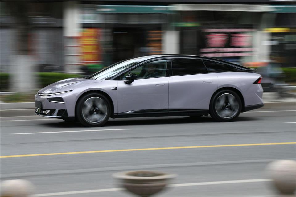 Preis-Leistungs-Knaller: Der Xpeng P7+ unterbietet vergleichbare europäische Konkurrenten und bietet gleichzeitig High-End-Technologie und Komfort.Fabian Hoberg/dpa-tmn