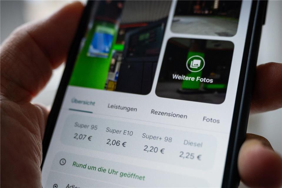 Preise auf einen Blick: In der Übersicht erscheinen die Kosten für Super, E10 und Diesel nach einem Fingertipp auf die gewünschte Tankstelle.Zacharie Scheurer/dpa-tmn