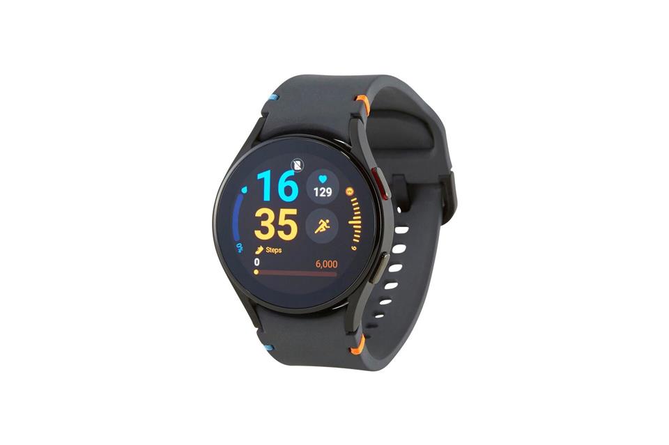 Smartwatches im Test: Drei erste Sieger Preistipp: Die „Galaxy Watch FE“ von Samsung kostet nur 163 Euro und ist insgesamt kaum schlechter (Gesamtnote 1,7) als die Testsieger.Alexis Lecomte/Stiftung Warentest/dpa-tmn