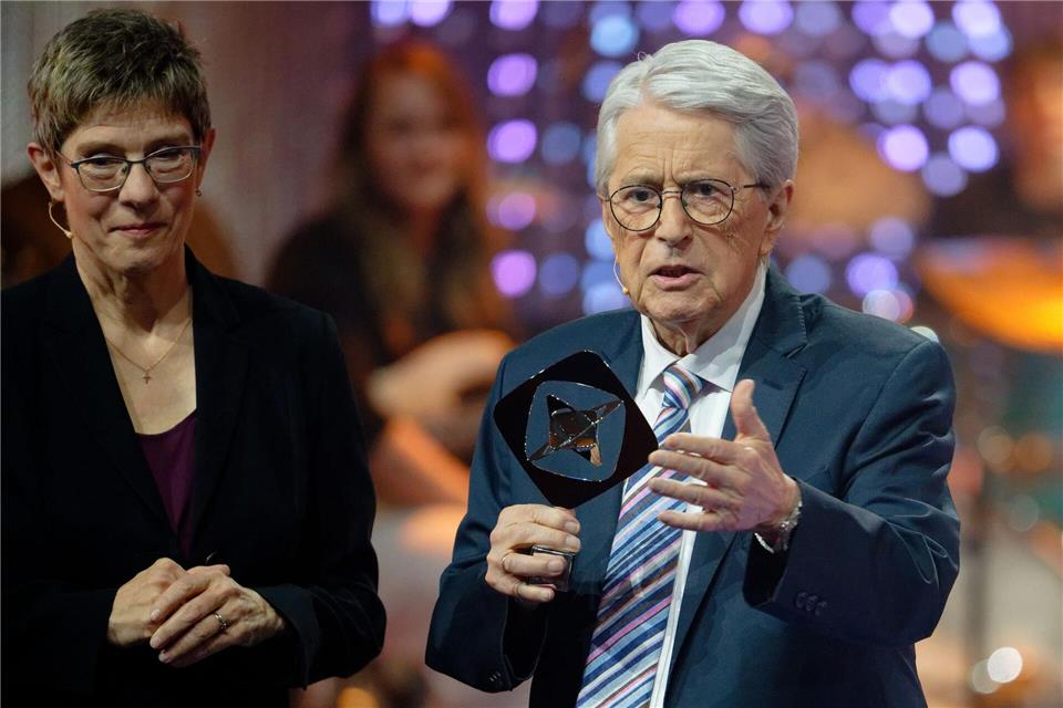 Preisträger Frank Elstner bei der Gala mit Annegret Kramp-Karrenbauer.Henning Kaiser/dpa