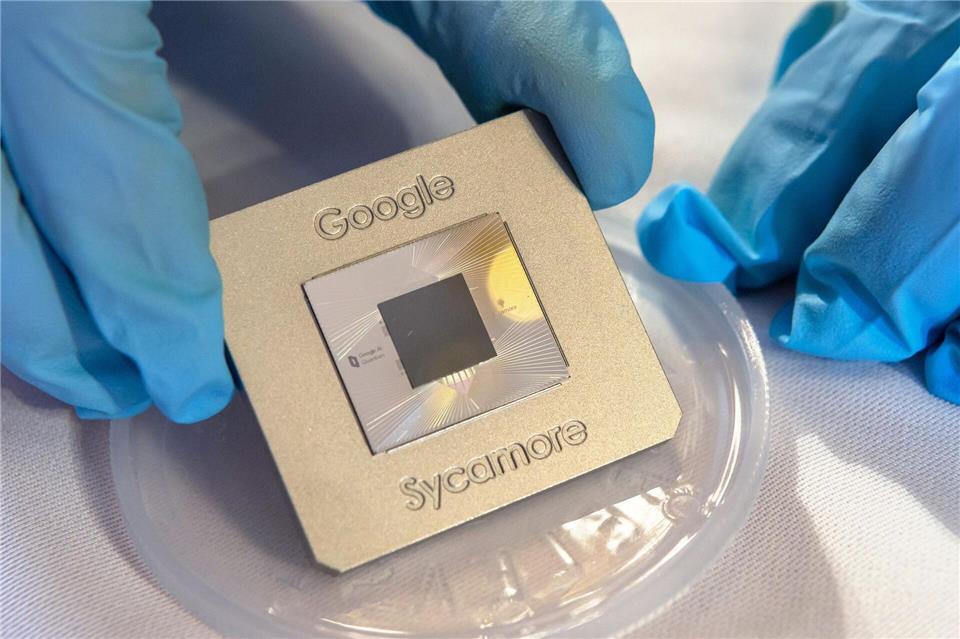 Physik-Nobelpreis: Grundlage für neue Ära der Quantentechnik Preisträger John Martinis war an der Entwicklung des Google-Quantenprozessors „Sycamore“ maßgeblich beteiligt. Peter Kneffel/dpa