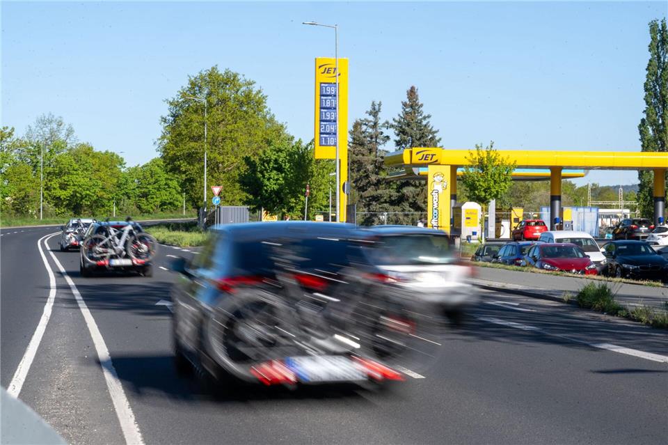 Preisunterschiede je nach Tankstelle sind laut Kartellamt momentan sehr stark (Archivbild)    Pia Bayer/dpa