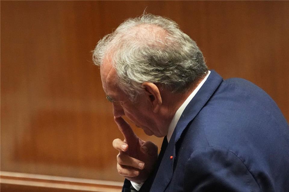 Premier Bayrou wollte sich mit der Vertrauensfrage Rückenwind für seine Sparpläne holen - das ging nach hinten los.Christophe Ena/AP/dpa