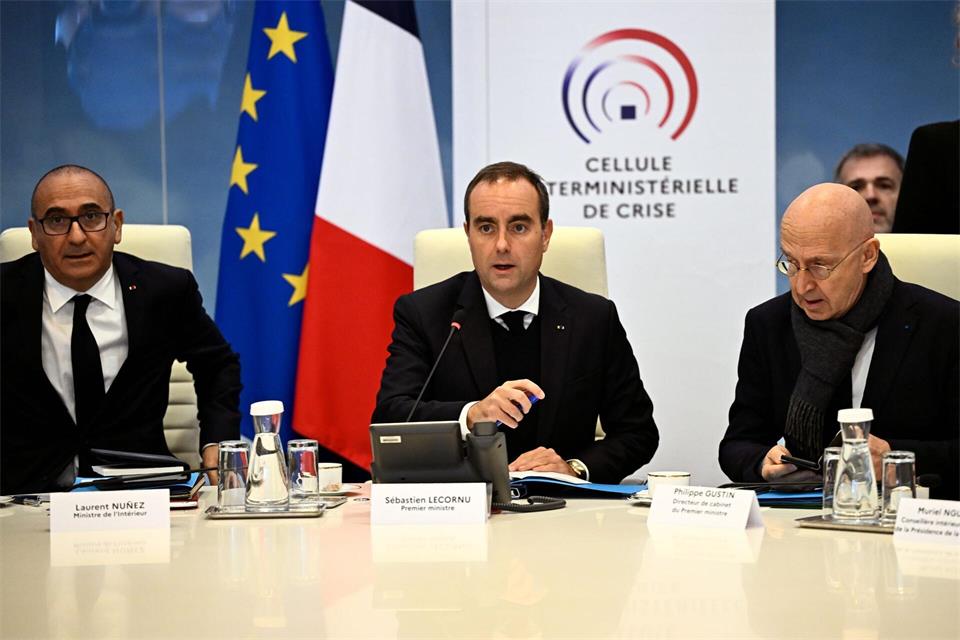 Premier Lecornu und Innenminister Nuñez haben ein konsequentes Durchgreifen gegen Randalierer angekündigt.JULIEN DE ROSA/Pool AFP/AP/dpa