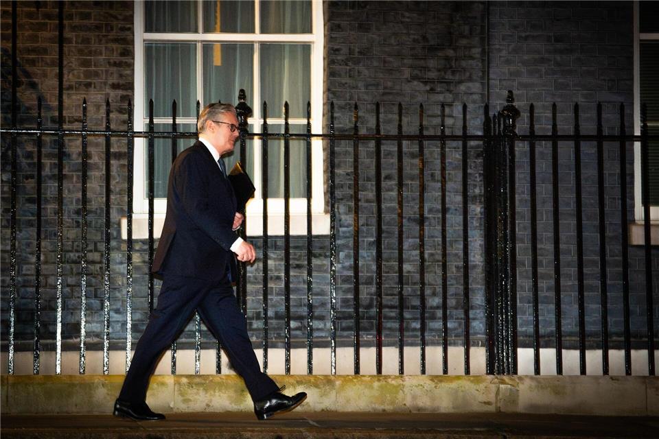 Premier Starmer gab sich vor seiner Fraktion kämpferisch - und bekam dafür viel Applaus.James Manning/PA Wire/dpa