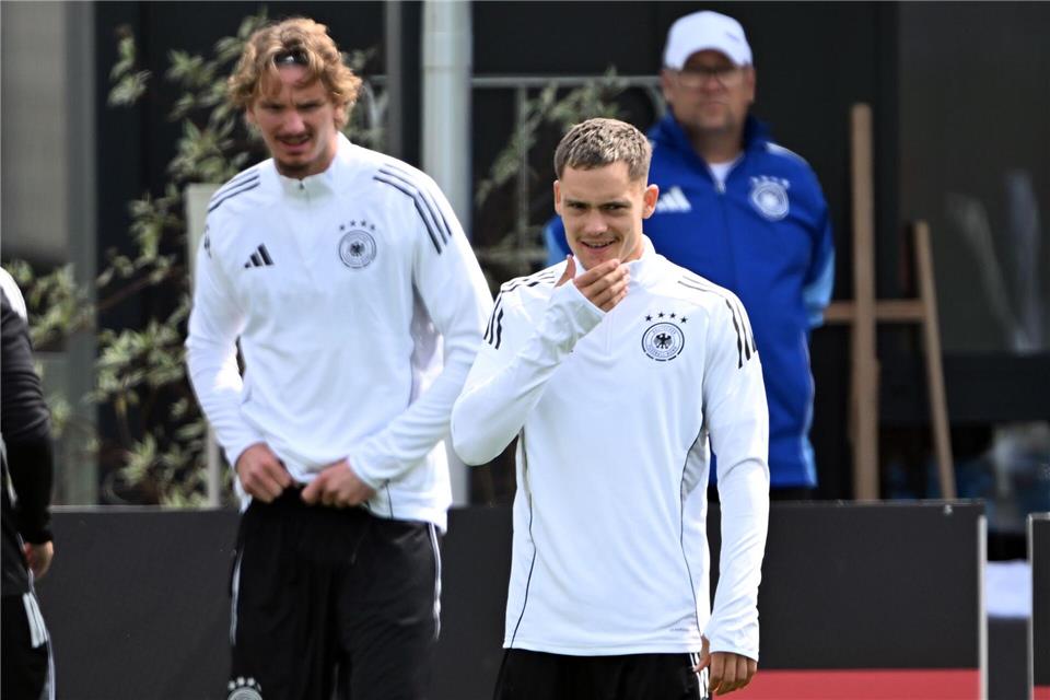 Premiere als Offensiv-Duo? Stuttgarts Neuling Nick Woltemade (l) und Florian Wirtz beim Abschlusstraining.Federico Gambarini/dpa