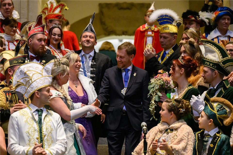 Premiere für Sachsens Landesprinzenpaar beim Karnevalsumzug. (Archivbild)Robert Michael/dpa