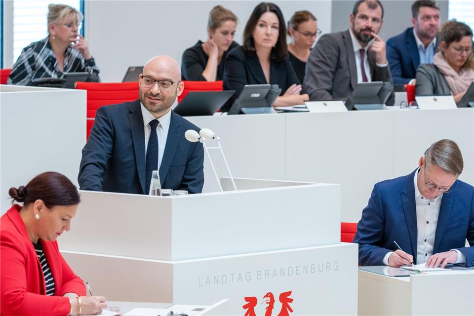Premiere im Landtag als neuer Innenminister: René Wilke stellt sich Fragen von Abgeordneten. Soeren Stache/dpa