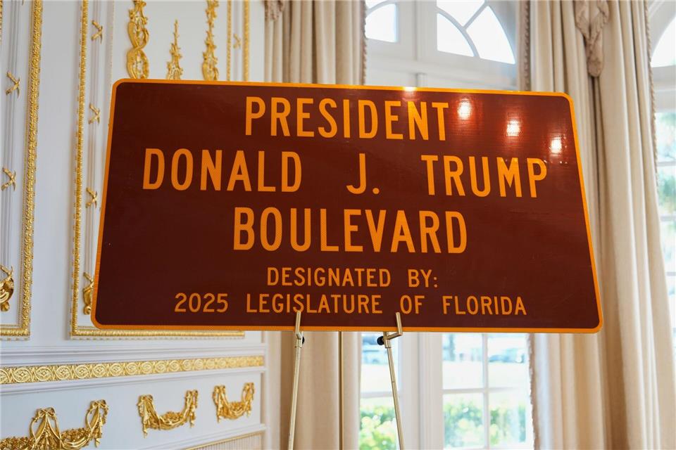 „President Donald J. Trump Boulevard“ - die Straße, die zu Trumps Privatclub führt, trägt jetzt seinen Namen.Julia Demaree Nikhinson/AP/dpa
