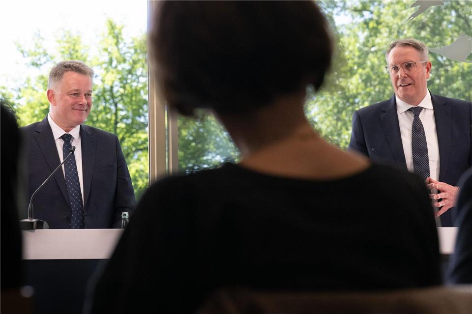 Pressekonferenz mit den führenden Köpfen der Verhandlungen: Gordon Schnieder (CDU, l) und Alexander Schweitzer (SPD). (Archivbild)Boris Roessler/dpa