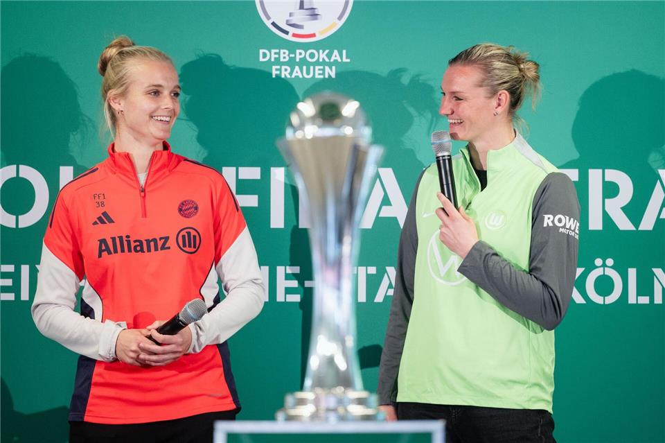 Pressekonferenz vor Pokalfinale: Ersatztorhüterin Anna Klink (l.) vom FC Bayern und Wolfsburgs Star Alexandra Popp. Marius Becker/dpa