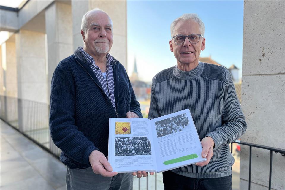 Pressewart Christof Schmiechen (l.) und Vorsitzender Hans Zaksek präsentieren zum Jubiläumsjahr ihr 152 Seiten langes Vereinsgeschichtsbuch, das die bewegte 100-jährige Geschichte zusammenfasst.
