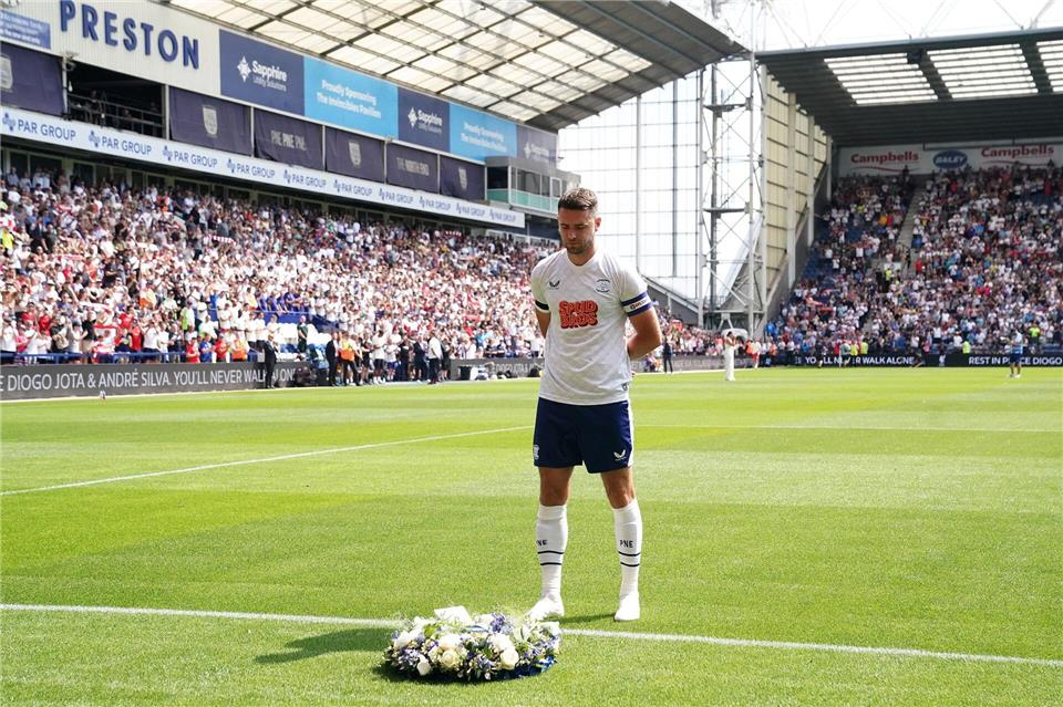 Preston-Kapitän Whiteman legt einen Kranz nieder.Martin Rickett/PA Wire/dpa