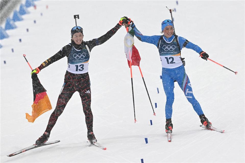 Preuß drehte mit Dorothea Wierer eine Ehrenrunde. Auch die Italienerin hört auf.Hendrik Schmidt/dpa