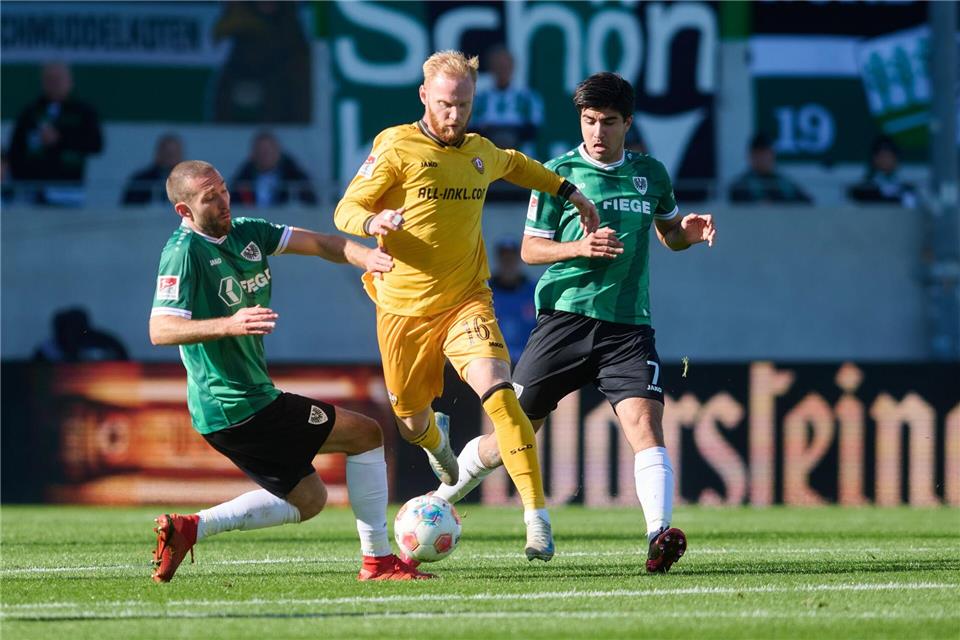 Preußen Münster (grün) und Dynamo Dresden (gelb) lieferten sich einen offenen Schlagabtausch.Bernd Thissen/dpa