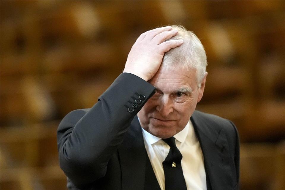 Prinz Andrew legt im Zuge des Epstein-Skandals Titel und Ehrungen ab. (Archivbild)Aaron Chown/PA Wire/dpa