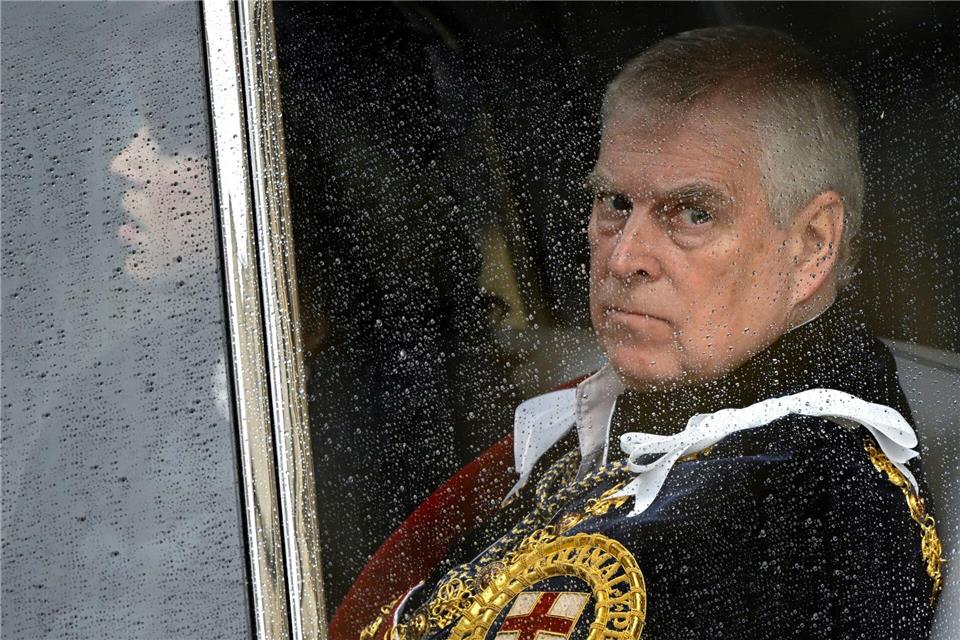 „Genug ist genug“ - Der tiefe Fall von Prinz Andrew Prinz Andrew legt im Zuge des Epstein-Skandals Titel und Ehrungen ab. (Archivbild)Toby Melville/Pool Reuters/dpa