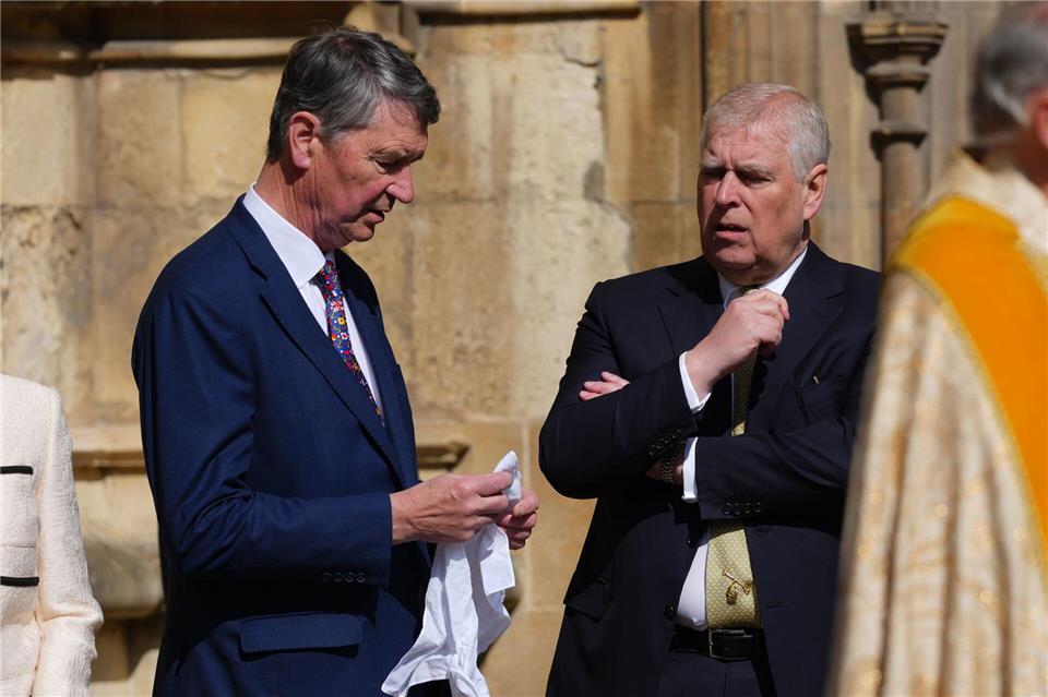 Prinz Andrew (r) hat sich nach Monaten wieder öffentlich mit der königlichen Familie gezeigt.Kirsty Wigglesworth/AP Pool/PA Wire/dpa