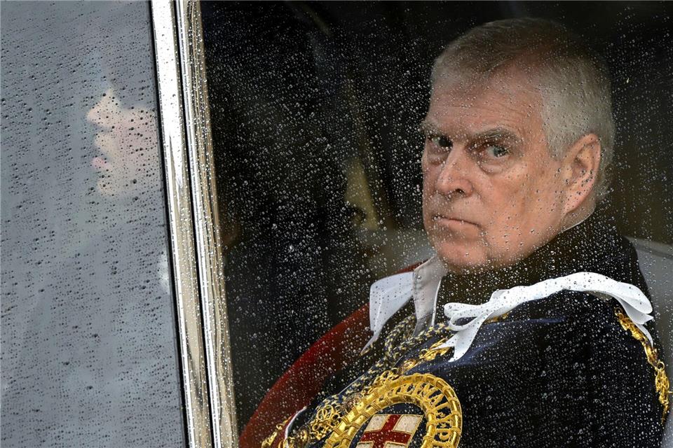 Prinz Andrew zieht sich weiter aus dem Königshaus zurück.Toby Melville/Pool Reuters/dpa