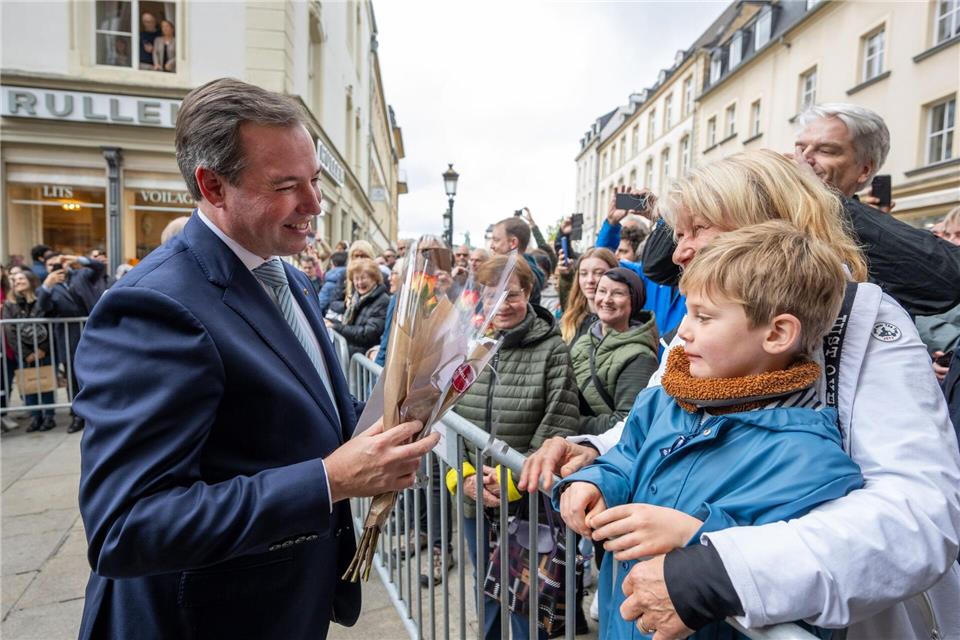 Prinz Guillaume, Erbgroßherzog von Luxemburg, bedankt sich nach seiner Ernennung zum „Lieutenant-Représentant“ vor dem Palast bei Bürgern.Harald Tittel/dpa