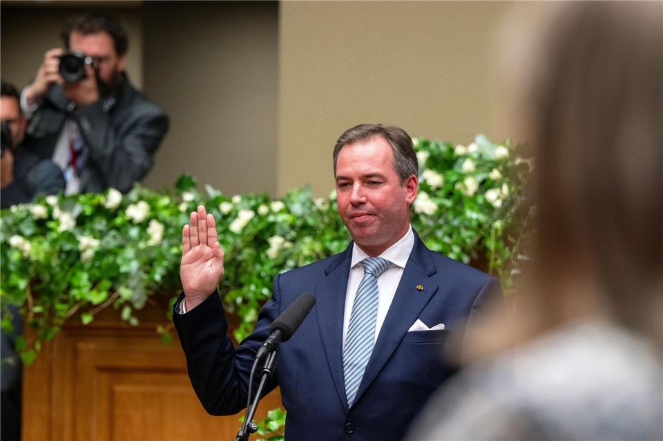 Prinz Guillaume, Erbgroßherzog von Luxemburg, schwört nach seiner Ernennung zum „Lieutenant-Représentant“ im Abgeordnetenhaus auf die luxemburgische Verfassung.Harald Tittel/dpa