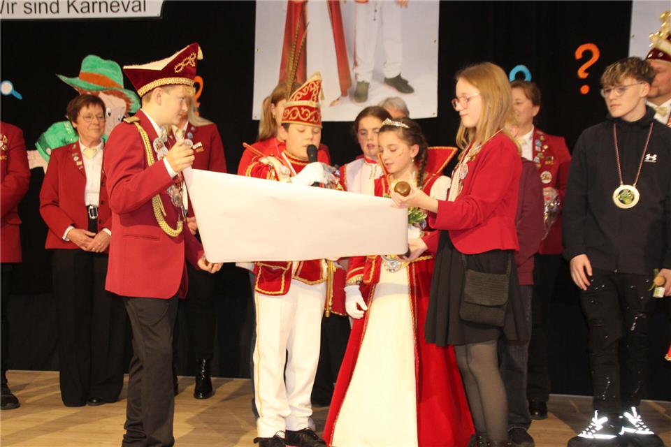 Prinz Hannes I. und Prinzessin Maja I. verlesen ihre Regierungserklärung.