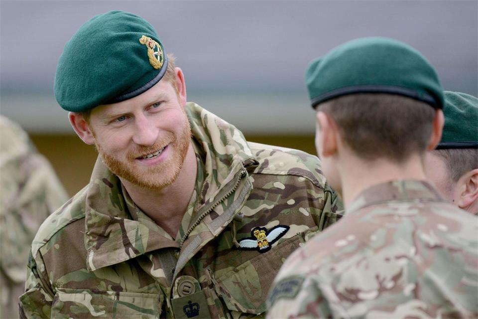 Prinz Harry diente mehrere Jahre im Militär und pflegt heute noch ein enges Verhältnis zu den Streitkräften. (Archivfoto)Finnbarr Webster/PA Wire/dpa