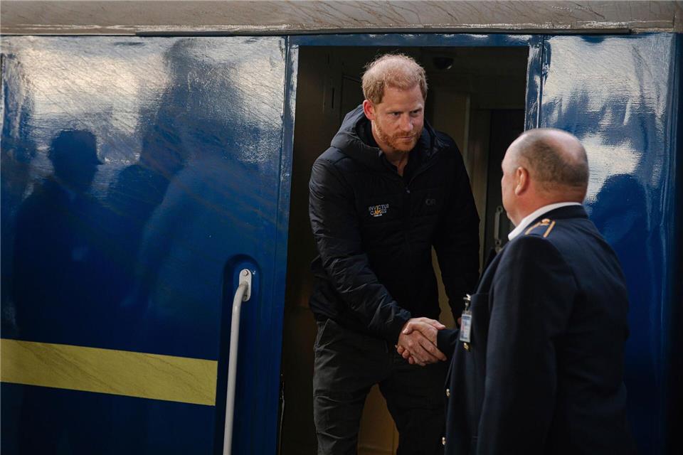 Prinz Harry reist mit einem Anliegen in die Ukraine. Eisenbahngesellschaft Ukrzaliznytsia/AP/dpa