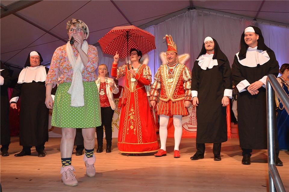 Prinz Stefan II. und Prinzessin Konny II. heizten den Jecken mit ihren Liedern ein und ernteten dafür viel Applaus.